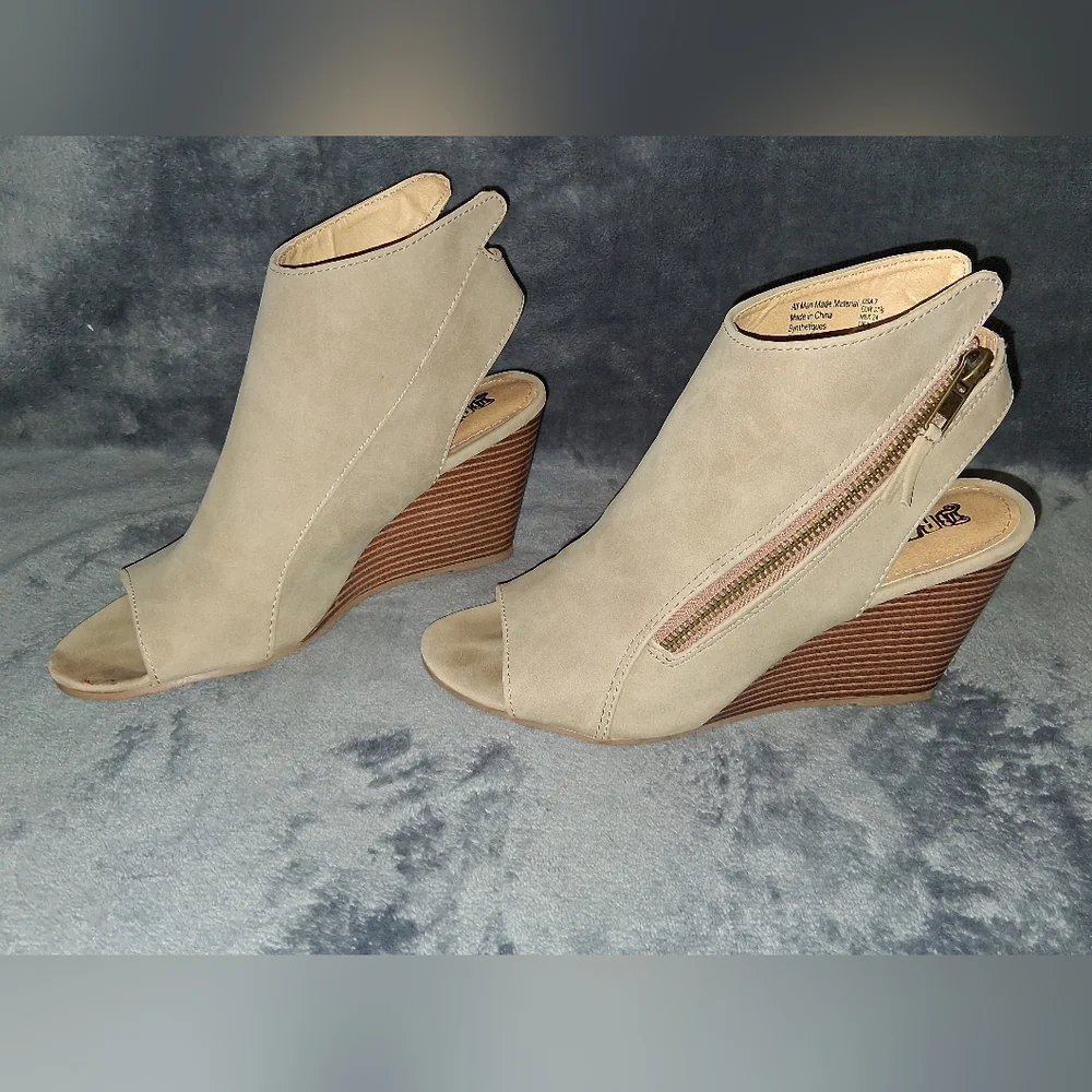 Brash Taupe Wedge Booties with Zipper - Picture 3 of 7